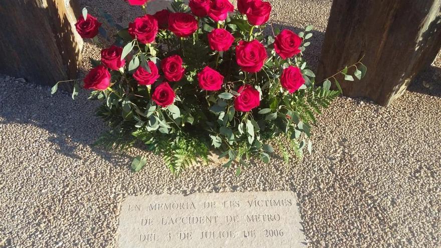 Torrent pone flores en el monumento a las víctimas del metro en su 12º aniversario