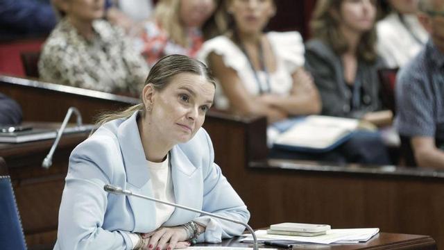 La presidenta del Govern, Marga Prohens, ayer escuchando las preguntas de la oposición sobre financiación. | MANU MIELNIEZUK