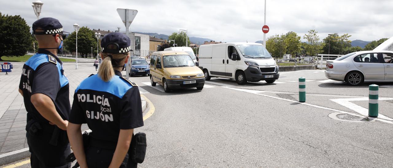 Dos agentes de la Policía Local de Gijón.