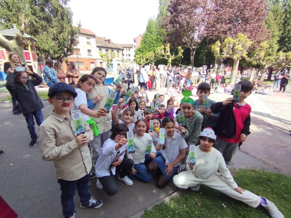 Escolares del José Bernardo, con los marcapáginas.