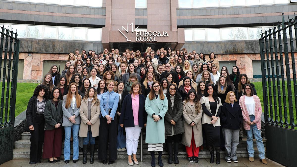 Foto de familia Día Internacional de la Mujer en Eurocaja Rural.