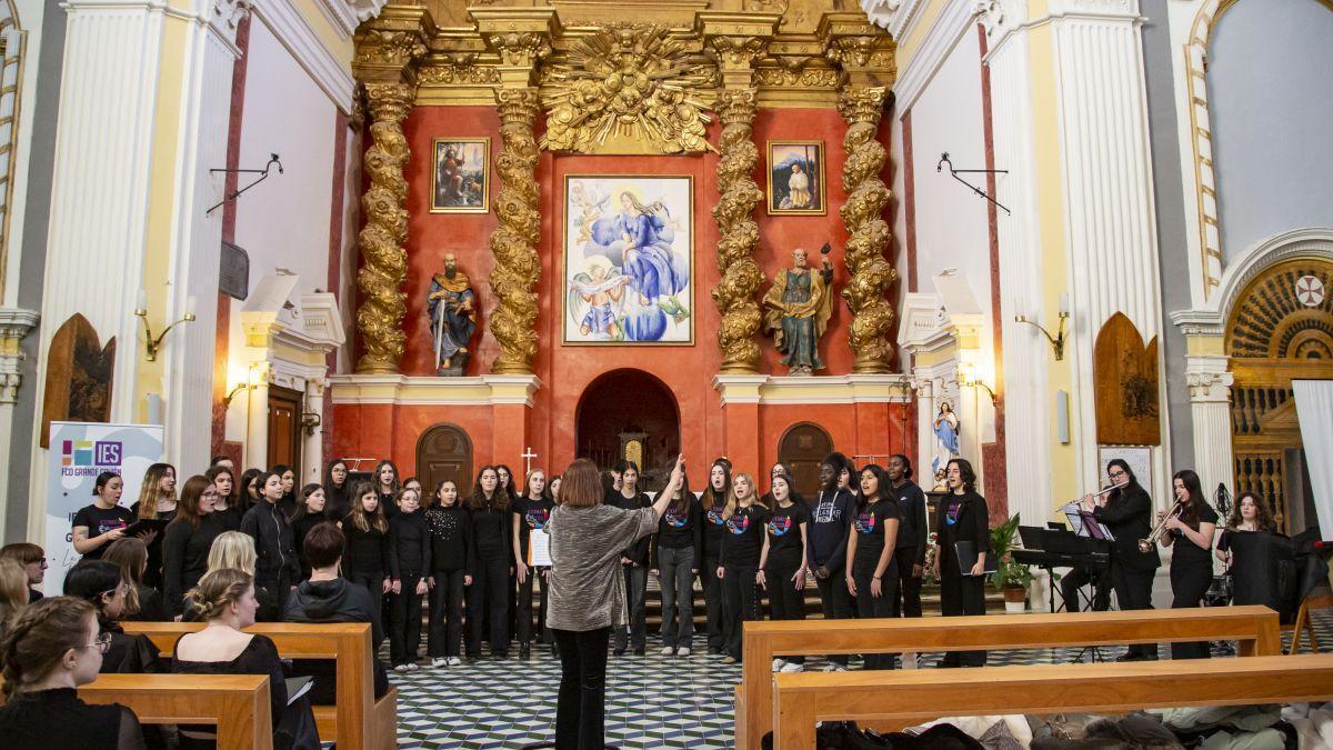 El coro Grande Covián y el Valley Choir de EE.UU emocionan en una iglesia abarrotada