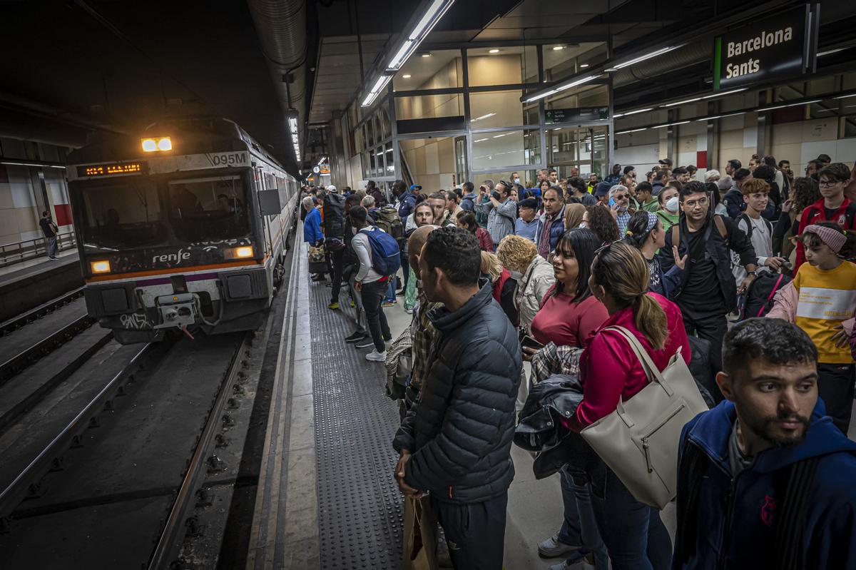 Un tren de Rodalies llega a uno de los andenes de la estación de Sants