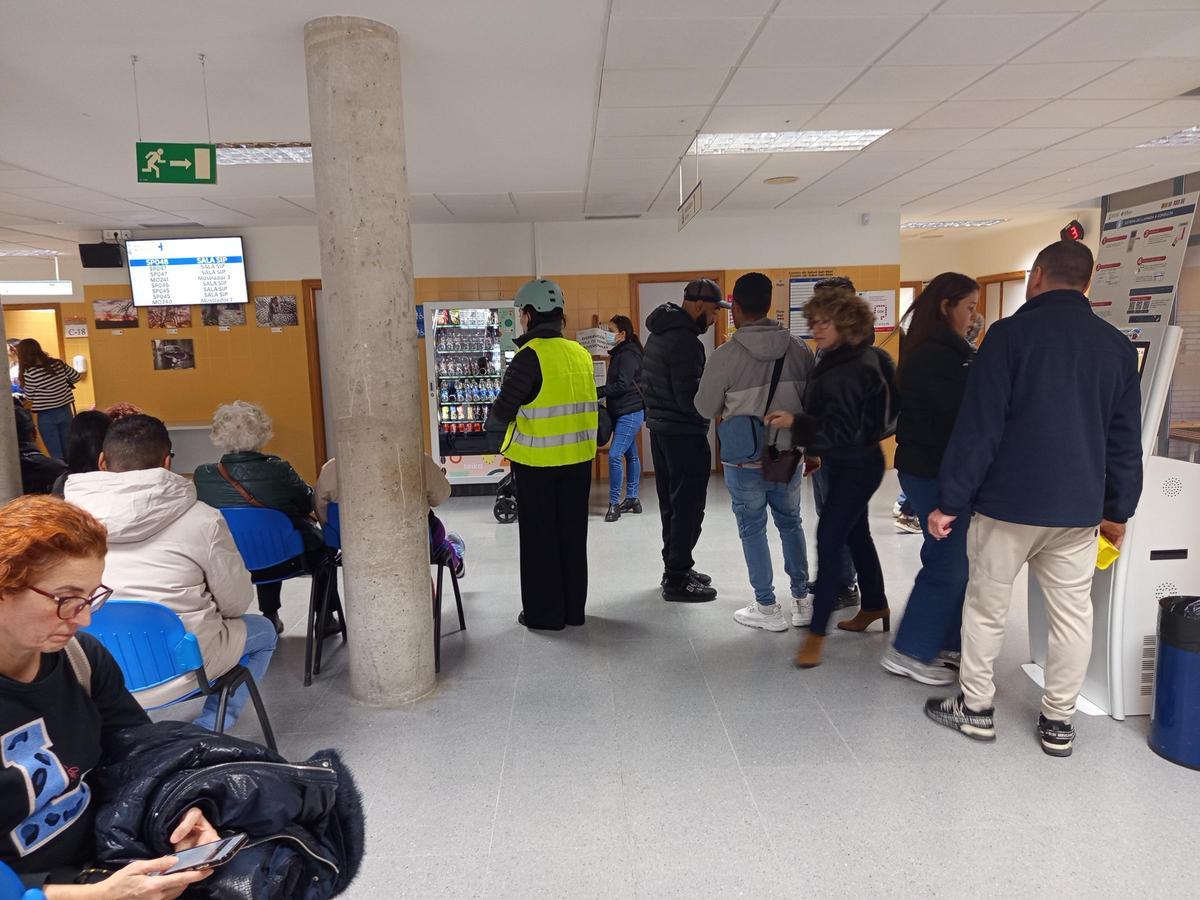 Pacientes en el centro de salud de San Blas de Alicante esperando que les dieran una nueva cita al coincidir con un día de huelga médica