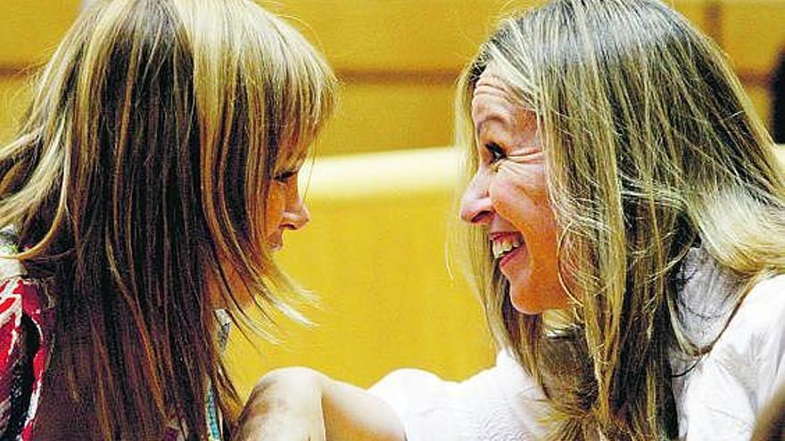 Trinidad Jiménez (a la derecha) conversa con la secretaria de organización del PSOE, Leire Pajín, ayer, en el Senado.