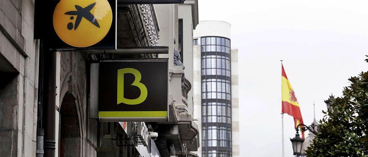 puerta con puerta, en la calle uría. Caixabank y Bankia, entidades que negocian su fusión, tienen sus oficinas en el centro de Oviedo unidas físicamente.