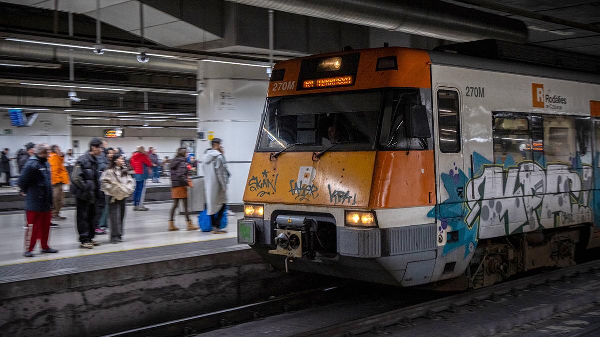 Un tren de Rodalies en la estación de Sants de Barcelona