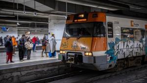 Un tren de Rodalies en la estación de Sants de Barcelona
