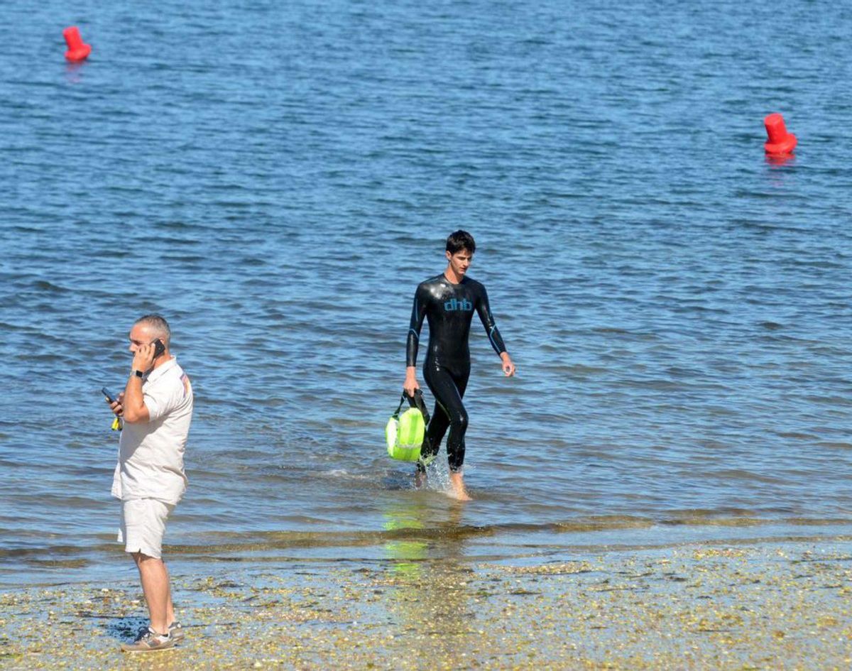 Dos de los vigilantes que ayer estrenaron el servicio en la playa Compostela. | // NOÉ PARGA