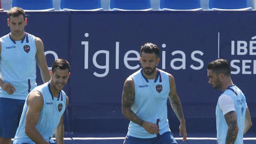 Róber, entrenando con el Levante 16/17.