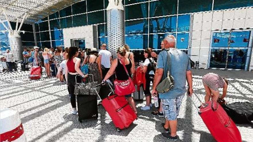 Llarga cua de turistes estrangers amb intenció de sortir de Tunísia a l&#039;aeroport internacional de Susa.