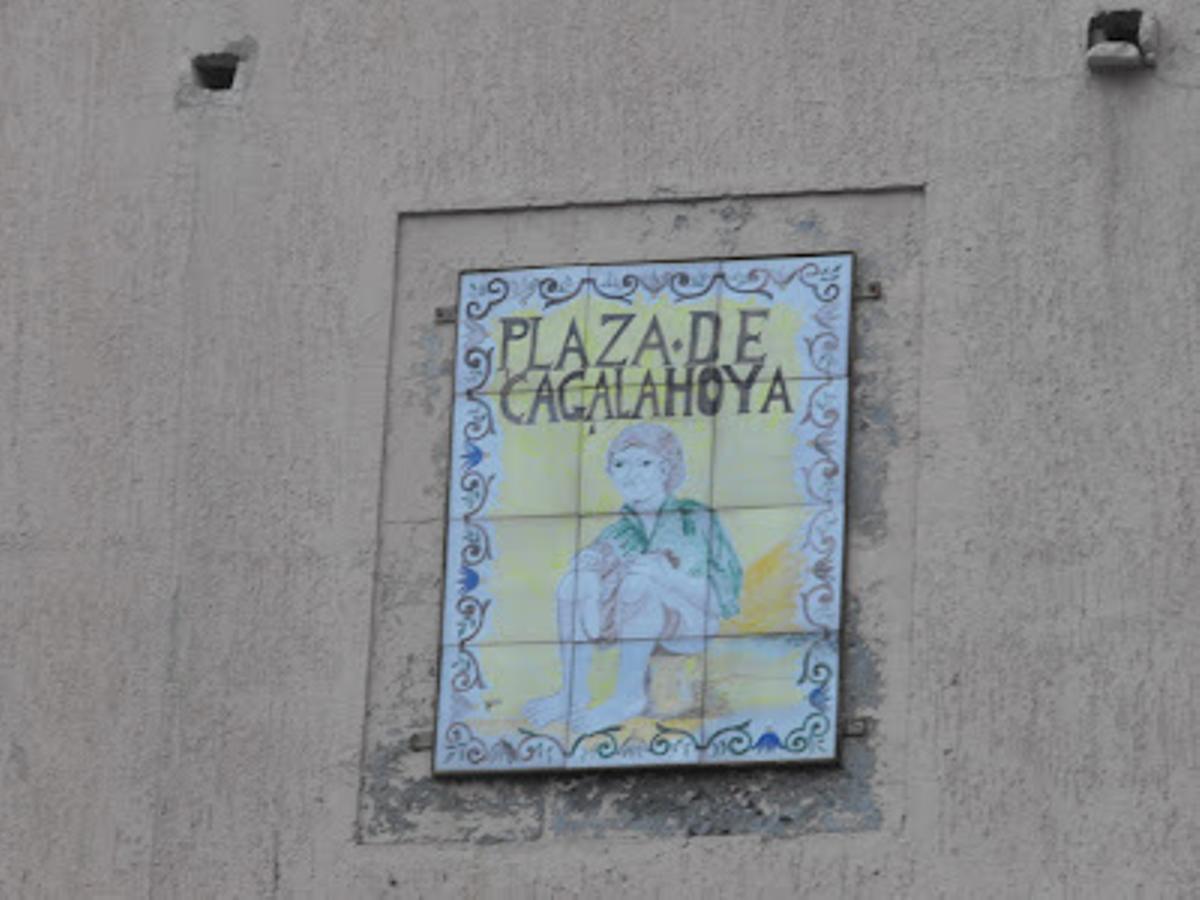 Detalle de la placa que se retiró por las obras y no ha regresado