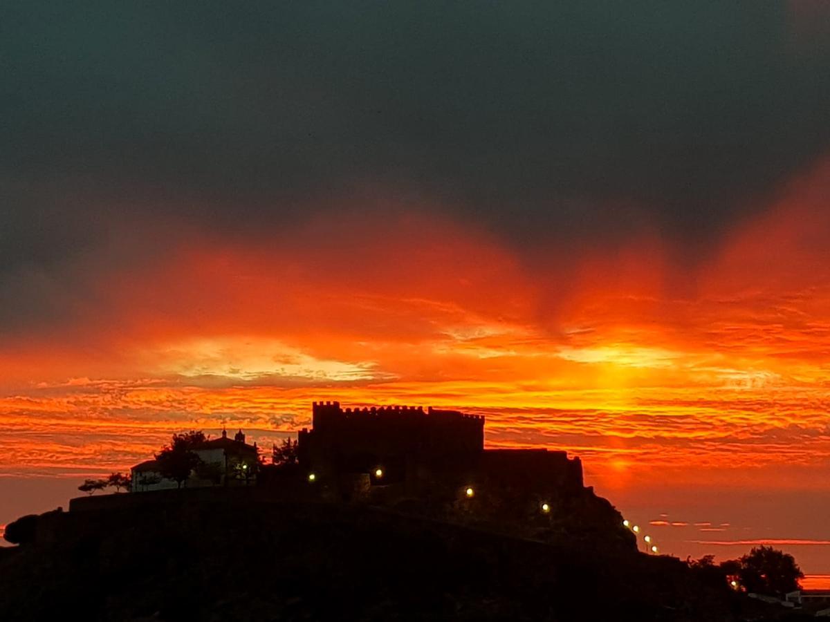 Castillo de Montánchez al atardecer.