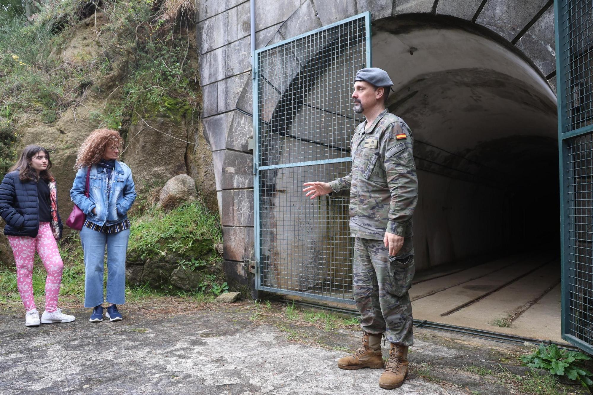 Participantres en las visitas organizadas por Pinchanogrove en la batería militar de Puerto Cuaces.