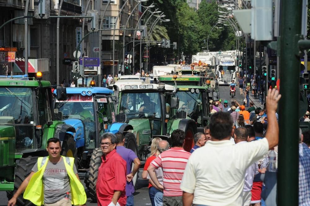 La Gran Vía de Murcia, paralizada por los agricultores