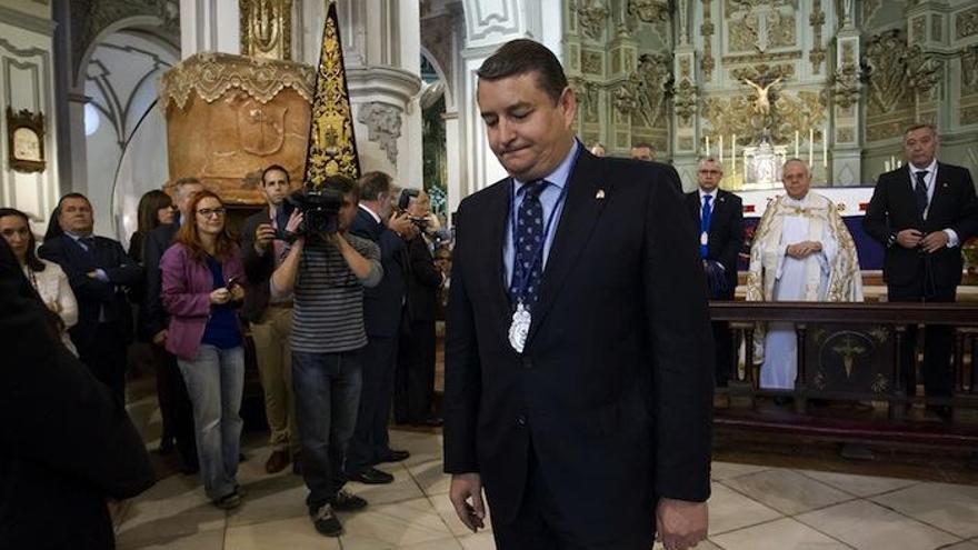 l delegado del Gobierno central en Andalucía, Antonio Sanz (c), tras recibir la medalla impuesta por la Cofradía de El Rico de Málaga, que hoy cumple con la tradición del Miércoles Santo de liberar a un preso.