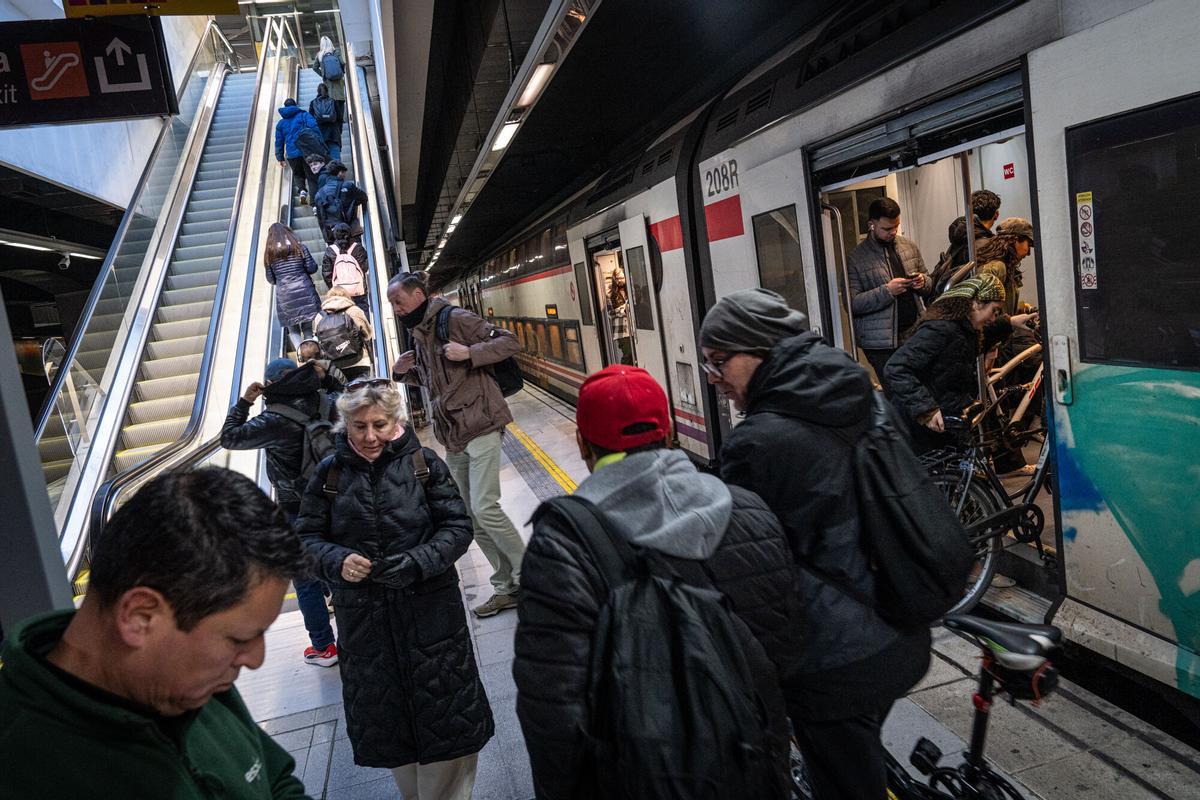 Pasajero en la estación de El Prat de Llobregat