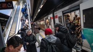 Barcelona 16/03/2026 Sociedad. Modificaciones en el servicio de Rodalies por las obras entre Garraf y Sitges, a partir del 16 de marzo.Eestación de RENFE del Prat, donde acaban los autobuses bus que vienen de Sant Vicenç AUTOR: MANU MITRU