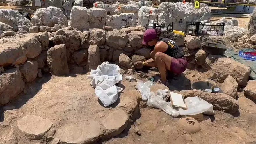 Los arqueólogos recogen las piezas del posible hogar talayótico en s'Illot