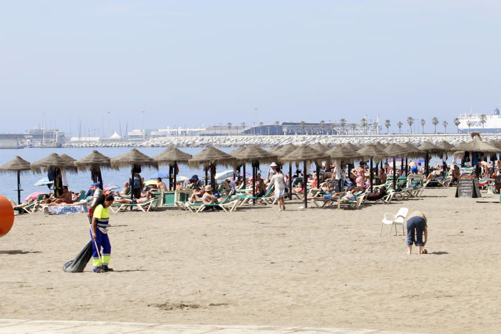 Así han quedado las playas de Málaga tras su limpieza por la Noche de San Juan.