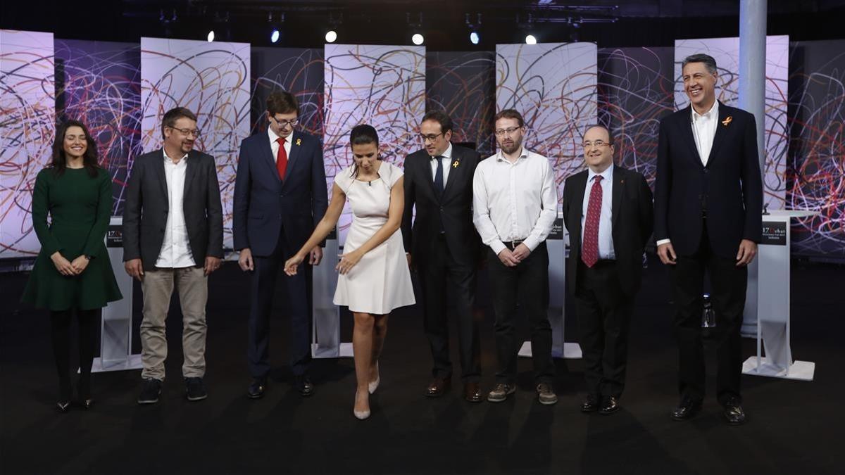 Los candidatos posan junto con Ana Pastor antes del debate en La Sexta.