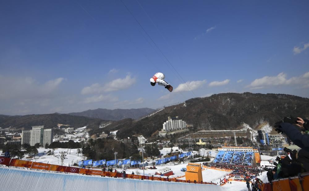 El estadounidense Shaun White, durante su calificación para la final de 'halfpipe' de Snowboard