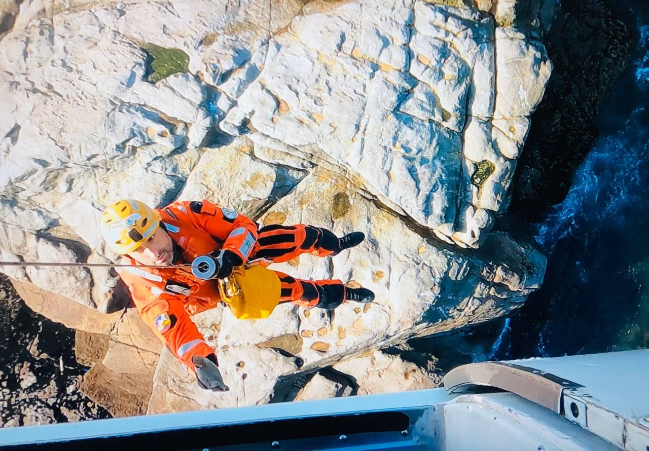 Impresionante rescate de cuatro tripulantes de un pesquero hundido en Muros