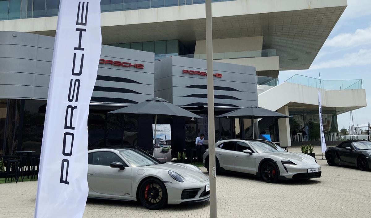 El Porsche Mobile y la gama Porsche se instalaron junto al edificio Veles e Vents.