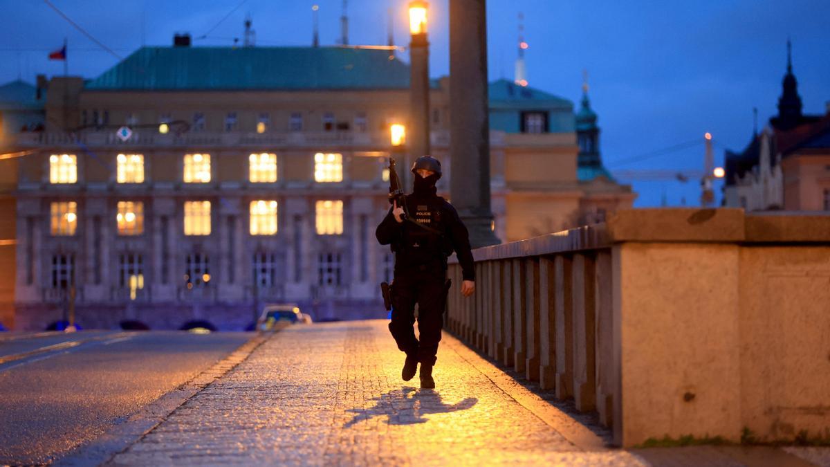 Las imágenes del tiroteo mortal en una facultad en Praga