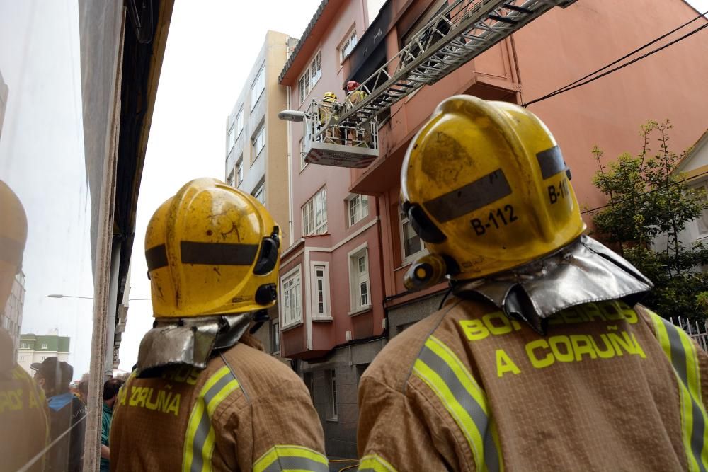 Inhaló humo procedente de la habitación contigua en la que se había generado el incendio.