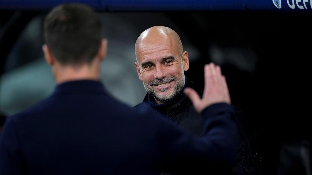 Pep Guardiola saluda a Xabi Alonso antes del partido.