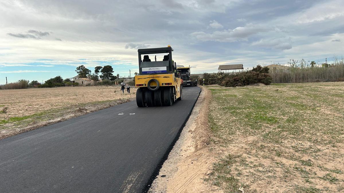 Uno de los camiones que participa en los trabajos de asfaltado en el Camp d'Elx