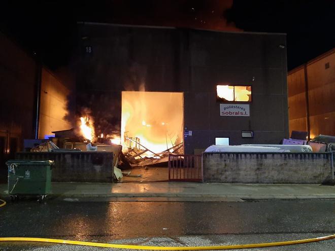 Las imágenes del incendio de Bueu: las llamas calcinaron por completo una nave en Castiñeiras