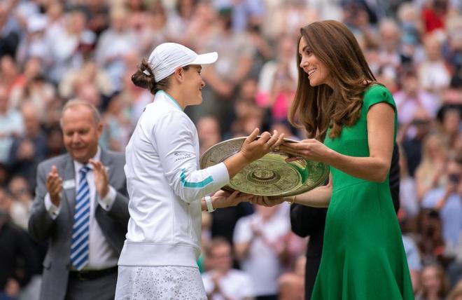 Kate Middleton entrega a Ashleigh Barty su premio como ganadora del torneo de Wimbledon