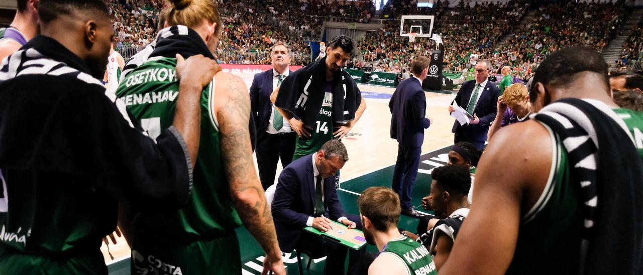 Ibon Navarro se dirige a los jugadores del Unicaja en un tiempo muerto.