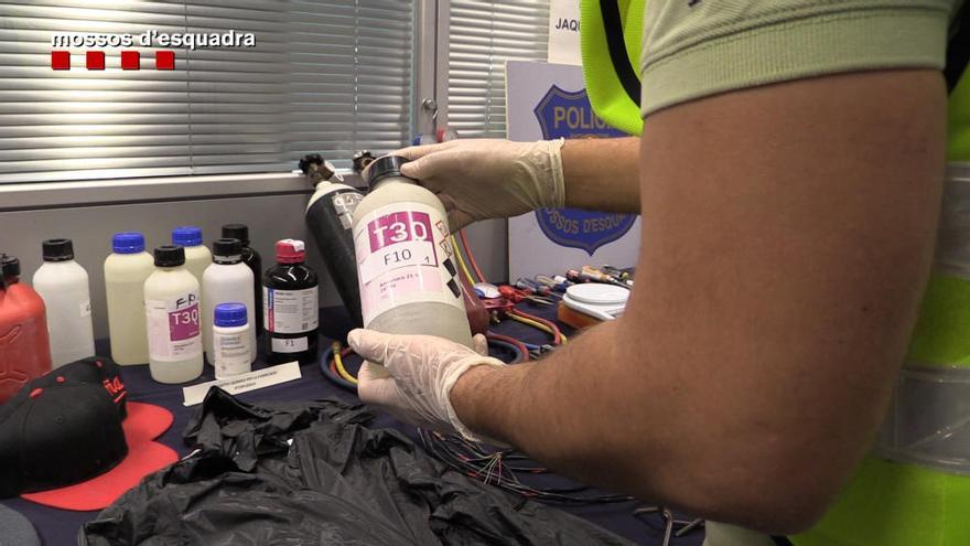 Cau una banda dedicada a fer explotar i robar caixers automàtics