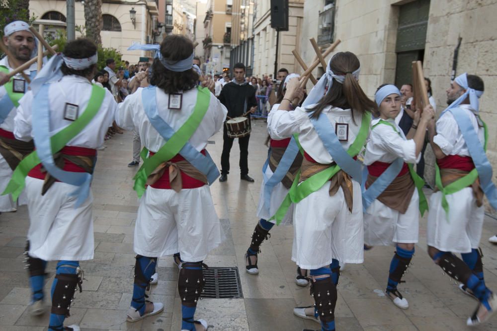 Los altares y cánticos impregnan de fiesta religiosa el casco antiguo de Alicante durante la procesión