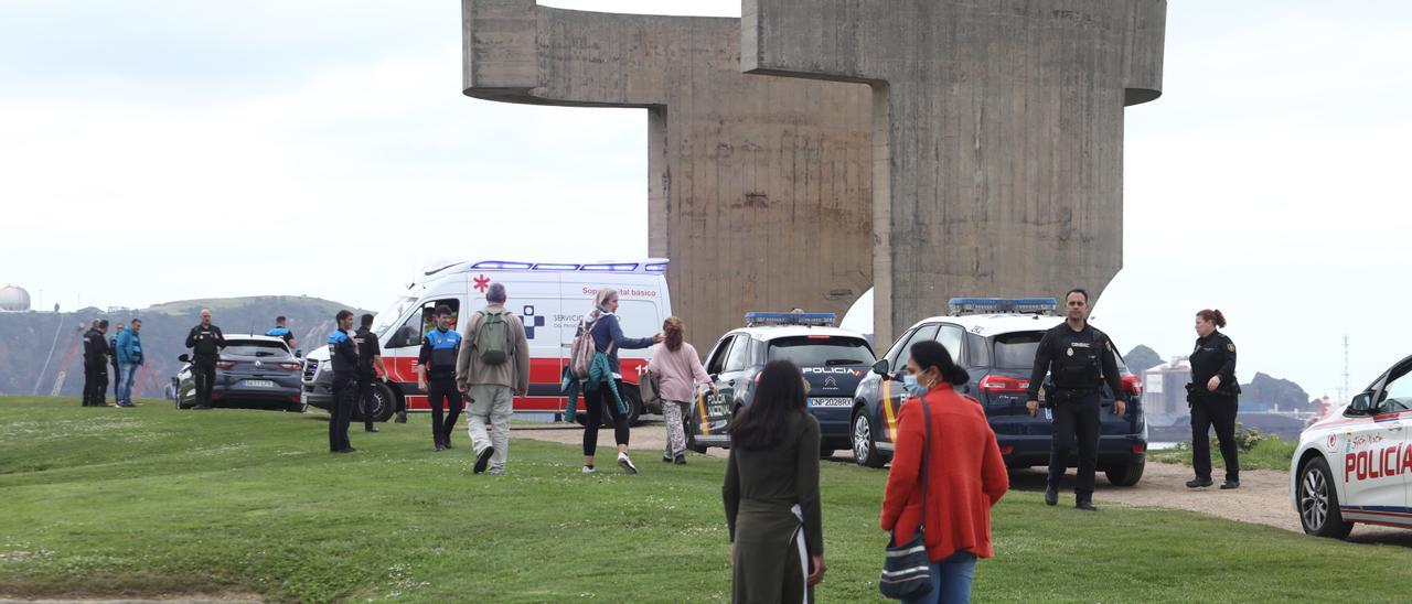 Despliegue policía, bomberos y ambulancia en el cerro de Santa Catalina.