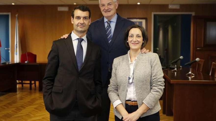 El magistrado Jaime Carrera (centro), con sus hijos Jaime (abogado) y Carmen (letrada judicial). // A. Villar