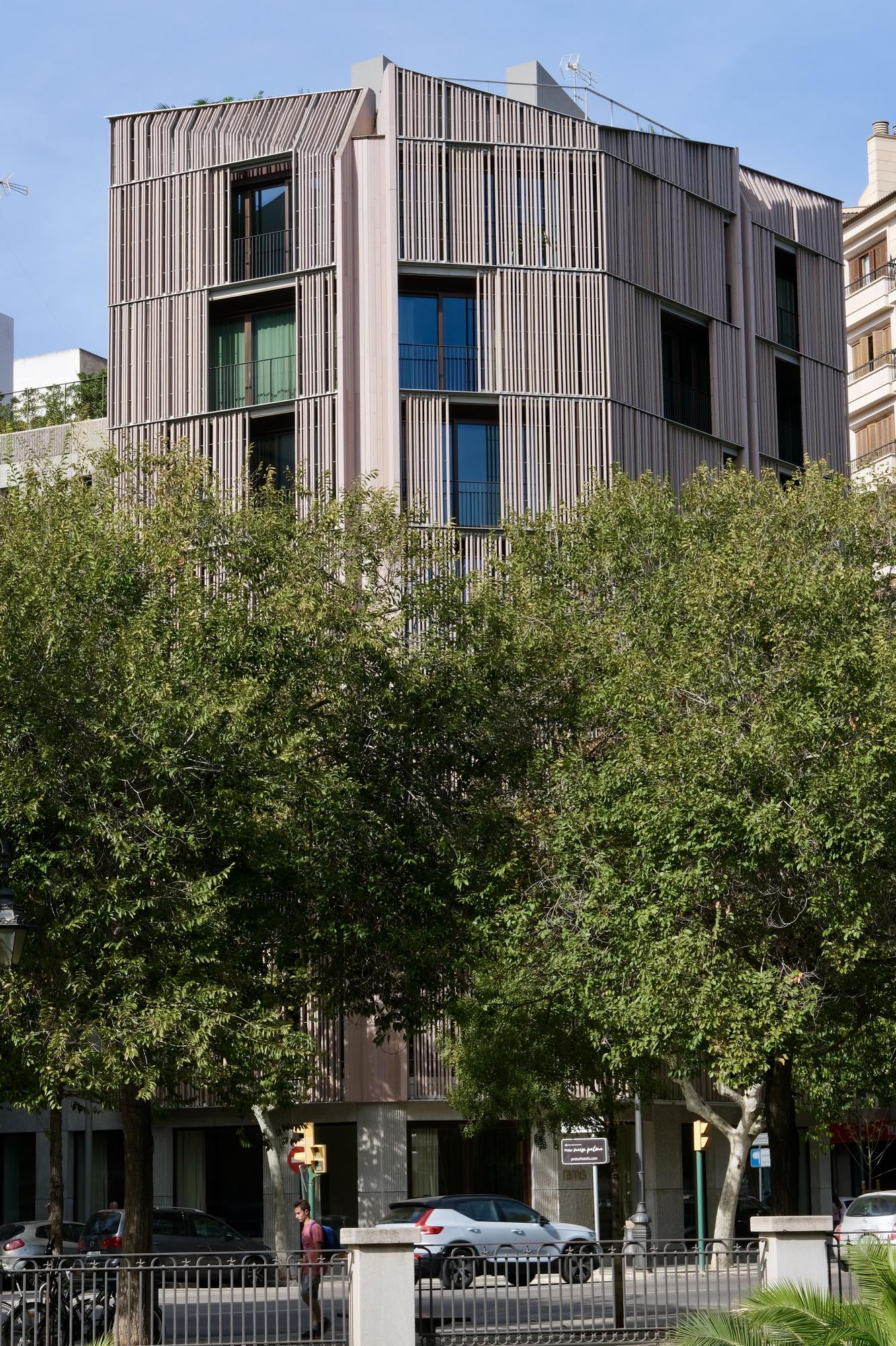 Las fotos del nuevo edificio del Paseo Mallorca de Palma con piel de madera y diseñado por el estudio Ohlab