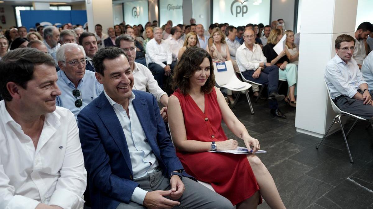 Isabel Díaz Ayuso, Juan Manuel Moreno y Alfonso Fernández Mañueco en la junta directiva del PP.