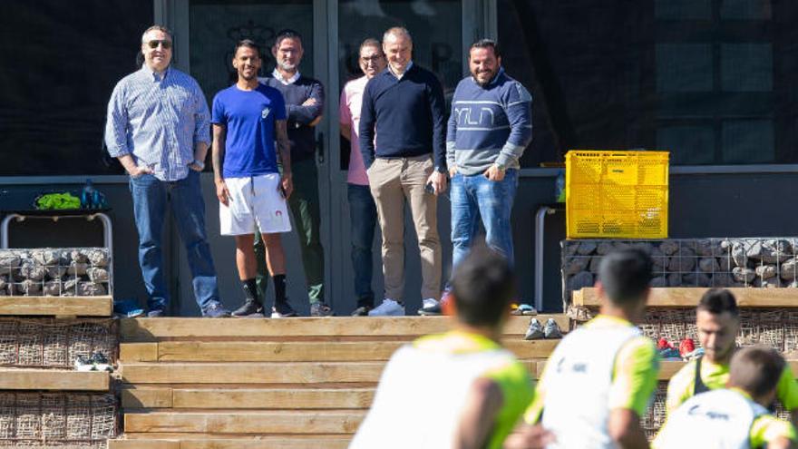 En el margen de la izquierda, el presidente Ramírez, Viera, que ya ultima su viaje a Dubái, Toni Otero, Pedro García, Luis Helguera y Rubén Fontes, en la instalación de Barranco Seco.