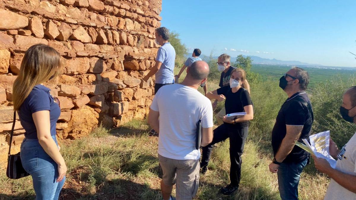 Momento en que el equipo técnico visita la torre 7, que va a centrar los trabajos de la segunda fase del proyecto de recuperación del castillo.