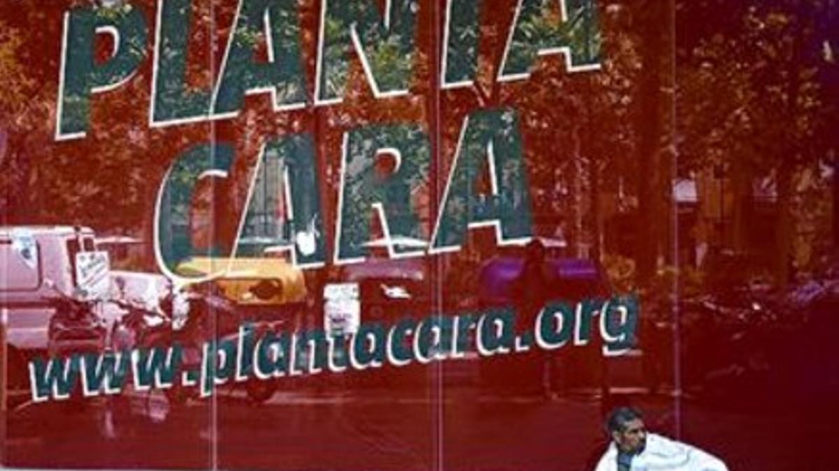 Una madre juega con su hija, ayer, en el centro materno-infantil de la parroquia de Santa Maria de Badalona, un equipamiento de Cáritas.