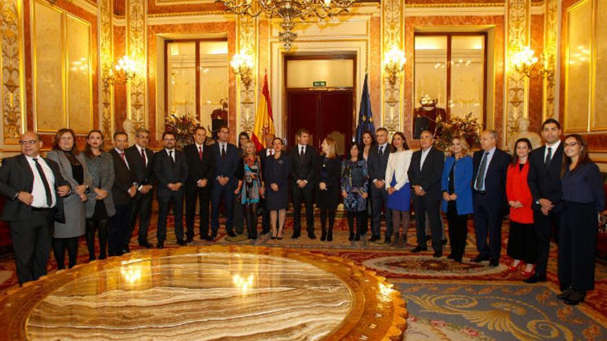 Diputados canarios el día que el Congreso recibió la propuesta del Parlamento de Canarias.