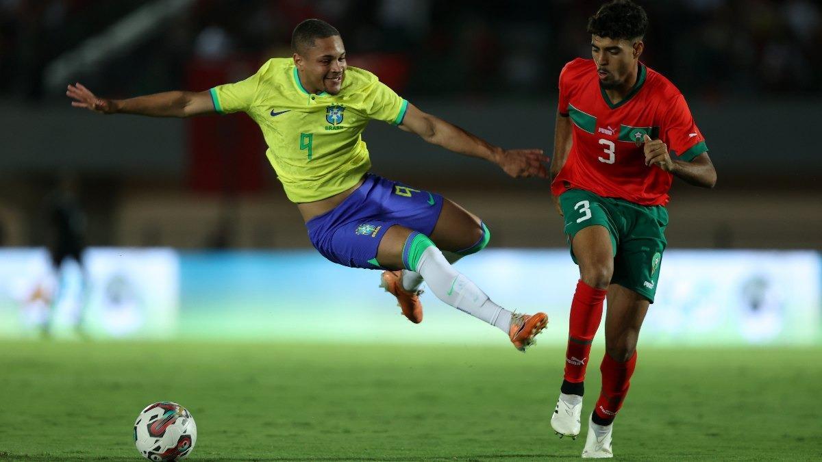 Vitor Roque con el blaugrana Chadi Riad en el Marruecos-Brasil Sub-23