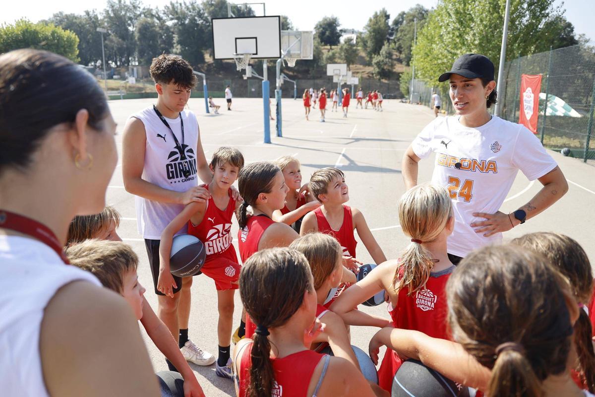Ainhoa López durant la visita al Campus del Bàsquet Girona a El Collell
