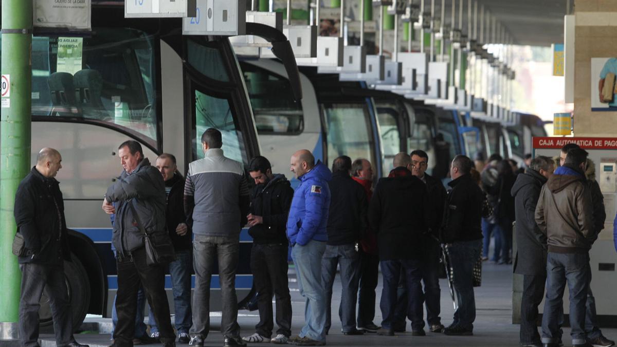 Pasajeros en la estación de autobuses de Oviedo.
