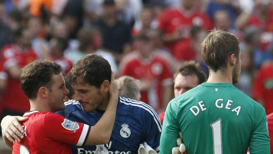 Mata y Casillas se saludan tras un Madrid-Manchester United de la pretemporada de 2014.