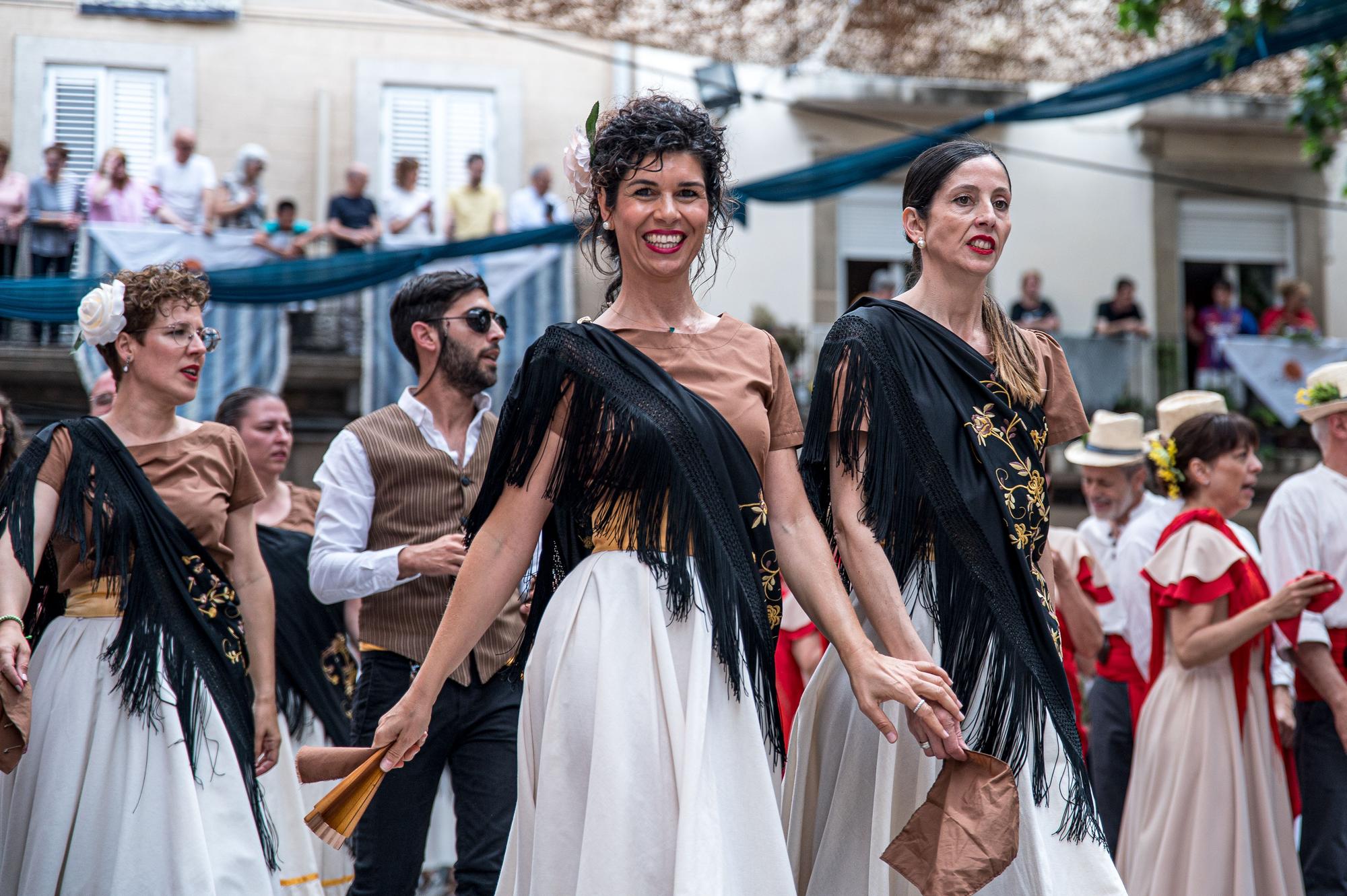 Troba't a les fotos del multitudinari ball de gitanes de Sant Vicenç